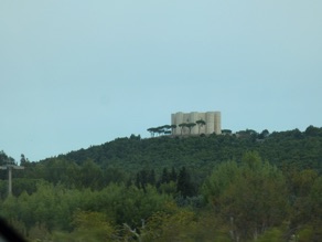 CASTEL DEL MONTE 
plant&eacute; sur une colline au coeur du parc nationale dell"Alta Murgia