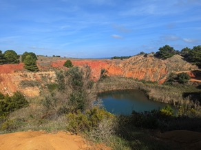 dans une ancienne carri&egrave;re de bauxite qui s'est remplie d'eau et le contraste est tr&egrave;s joli
