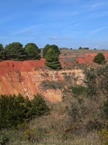 entre la terre rouge et l'eau 
turquoise