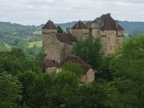 avec ses 3 châteaux et leurs tours rondes ou carrées avec ses 3 châteaux et leurs tours rondes ou carrées