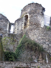 Ruines du château féodal Ruines du château féodal