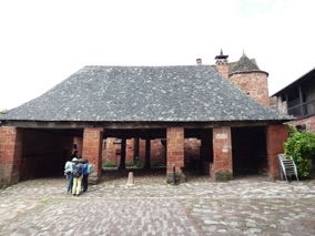 la halle qui abrita jusqu'en 1897 le marché des huiles et du vin la halle qui abrita jusqu'en 1897 le marché des huiles et du vin