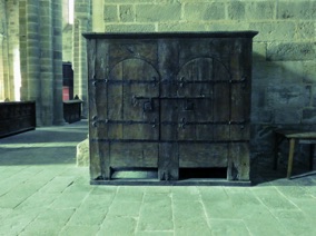 grosse armoire liturgique de chêne du XIIe grosse armoire liturgique de chêne du XIIe