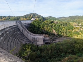 c'est le plus grand (120m), le plus gros et le plus fort des barrages sur la Dordogne c'est le plus grand (120m), le plus gros et le plus fort des barrages sur la Dordogne