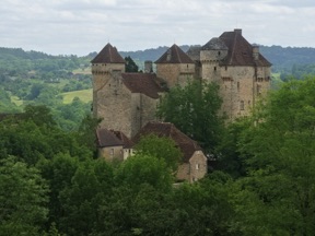 avec ses 3 ch&acirc;teaux et leurs tours rondes ou carr&eacute;es