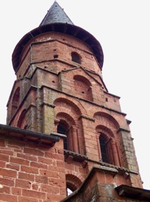 Eglise St Pierre b&acirc;tie au 11 et 12e et modifi&eacute;e au cours des si&egrave;cles suivants ....