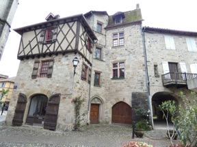cit&eacute; m&eacute;di&eacute;vale b&acirc;tie sur la rive droite de la Dordogne