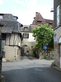 Cit&eacute; m&eacute;di&eacute;vale b&acirc;tie sur la rive droite de la Dordogne
