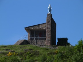 depuis 1880 une chapelle est &eacute;rig&eacute;e &agrave; son fa&icirc;te