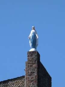 surmont&eacute;e d'une statue de Sainte Marie