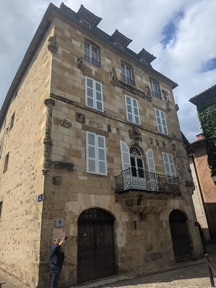 Maison dite "Renaissance" : curieuse b&acirc;tisse sculpt&eacute;e de m&eacute;daillons et d'angelots
