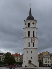 et un ancien campanile du 13&egrave;me si&egrave;cle, haut de 57 m de haut