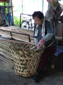 Fabrication de panier en palme