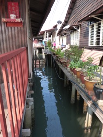 et surtout ses maisons sur pilotis