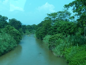 une rivi&egrave;re et ses p&ecirc;cheurs