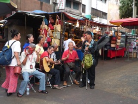 A une intersection un groupe de chanteurs aveugles se produit