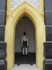 avec ses gardes