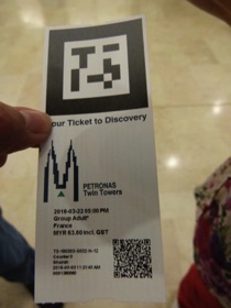 avec mon ticket d'admission pour monter au 86&egrave;me &eacute;tage !!