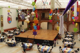 Salle de spectacles tr&egrave;s d&eacute;cor&eacute;e