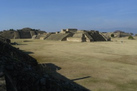 tous les temples sont tourn&eacute;s vers le terre plein central.