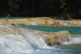 compos&eacute;es de vasques naturelles aux eaux turquoises