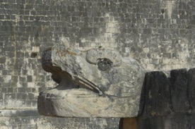 T&ecirc;te de serpent &agrave; la base de la Pyramide