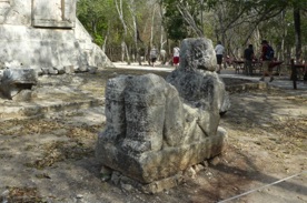 Chac Mool : personnage assis tenant une coupe sur son ventre destin&eacute;e &agrave; recevoir des offrandes
