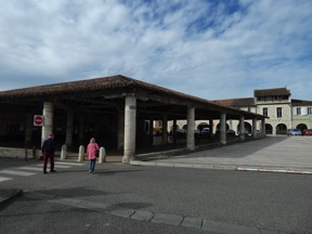 MAUVEZIN : ancienne place forte protestante avec une halle du XIVe sur piliers de pierres MAUVEZIN : ancienne place forte protestante avec une halle du XIVe sur piliers de pierres