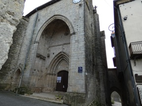 Eglise en partie fortifiée avec un portail gothique Eglise en partie fortifiée avec un portail gothique
