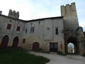 Edifiée au XIIIème siècle c'est la plus petite cité fortifiée de France Edifiée au XIIIème siècle c'est la plus petite cité fortifiée de France