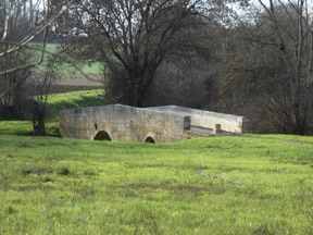 Pont d'ARTIGUES enjambe l'Oise, situé à 1000 kms de St Jacques de Compostelle Pont d'ARTIGUES enjambe l'Oise, situé à 1000 kms de St Jacques de Compostelle