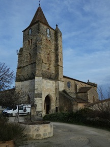 l'église au clocher porche date du XIIeme est l'ancien donjon du château l'église au clocher porche date du XIIeme est l'ancien donjon du château