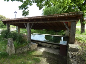 le lavoir édifié en 1908 était alimenté par le ruisseau du Rouhaut et a été réaménagé en 1989 le lavoir édifié en 1908 était alimenté par le ruisseau du Rouhaut et a été réaménagé en 1989