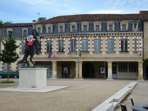 Sur la place de la Mairie, la statue qui mesure 3,50m de haut est le départ de la "route européenne d'Artagnan" Sur la place de la Mairie, la statue qui mesure 3,50m de haut est le départ de la "route européenne d'Artagnan"