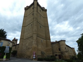 le donjon de 43m de haut, chef d'oeuvre de l'architecture médiévale le donjon de 43m de haut, chef d'oeuvre de l'architecture médiévale