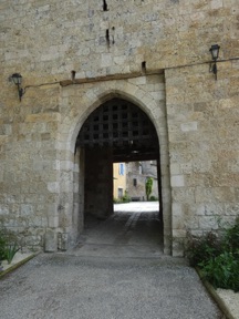 SARRANT
ancien village médiéval fortifié
Porte de ville du XIVeme. SARRANT
ancien village médiéval fortifié
Porte de ville du XIVeme.