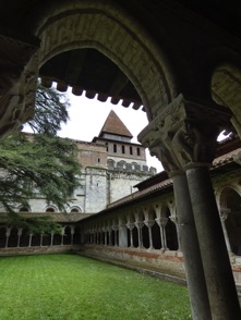 MOISSAC : le clo&icirc;tre avec ses 76 colonnes de marbre surmont&eacute;es de chapiteaux diff&eacute;rents