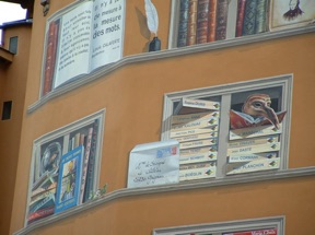 pr&egrave;s de 500 livres recouvrent les murs de cet immeuble !