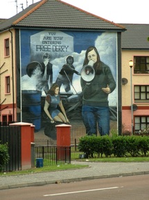 IRLANDE - Derry
Battle for the Bogside avec Bernadette Devlin au m&eacute;gaphone
