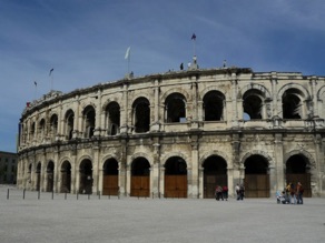 les Ar&egrave;nes avec 2 niveaux de 60 arcades chacun pour une hauteur de 21 m