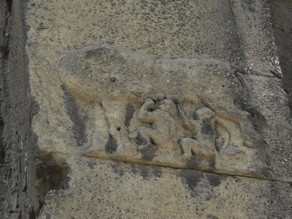 la louve avec Romulus et R&eacute;mus grav&eacute;s sur un pilier