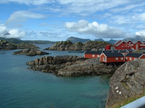 rorbus rouges : cabanes o&ugrave; habitaient les p&ecirc;cheurs transform&eacute;s en h&eacute;bergements touristiques
