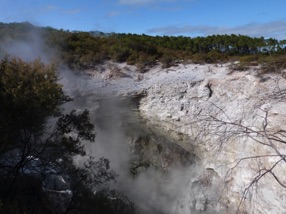 Te rua Whaitiri, cratère qui s'est formé en 1968 Te rua Whaitiri, cratère qui s'est formé en 1968