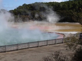 Champagne Pool : 65 m de diamètre et 2 m de profondeur. La température à la surface est de 74° ..... Champagne Pool : 65 m de diamètre et 2 m de profondeur. La température à la surface est de 74° .....