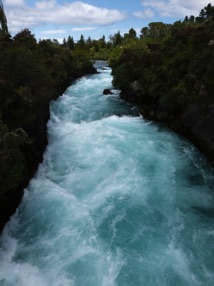 HUKA FALLS qui dévalent depuis un promontoire de 11 m HUKA FALLS qui dévalent depuis un promontoire de 11 m