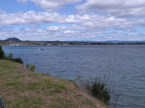 avec ses 606 kms2 de superficie c'est le plus grand lac d'eau douce d'Australasie avec ses 606 kms2 de superficie c'est le plus grand lac d'eau douce d'Australasie