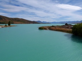 le lac TEKAPO (87 km2) qui a l'air le plus pur et le plus clair de tout l'h&eacute;misph&egrave;re sud