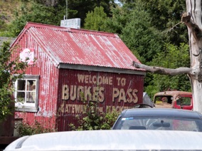 Arr&ecirc;t &agrave; BURKES PASS pour regarder cette expo plut&ocirc;t &eacute;tonnante