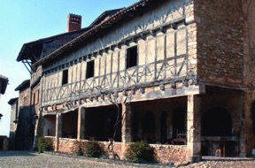 PEROUGES
Ain