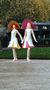 ROCHEFORT
Les demoiselles sur la Place de la Mairie